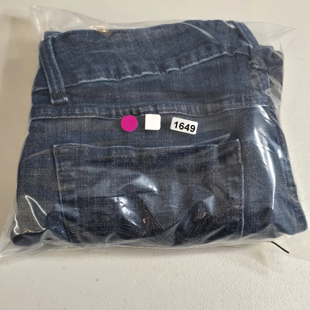 Wrangler Straight Leg Women Jean Size 5/6 X 32